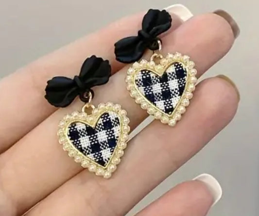 Plaid heart hand bow dangle earring